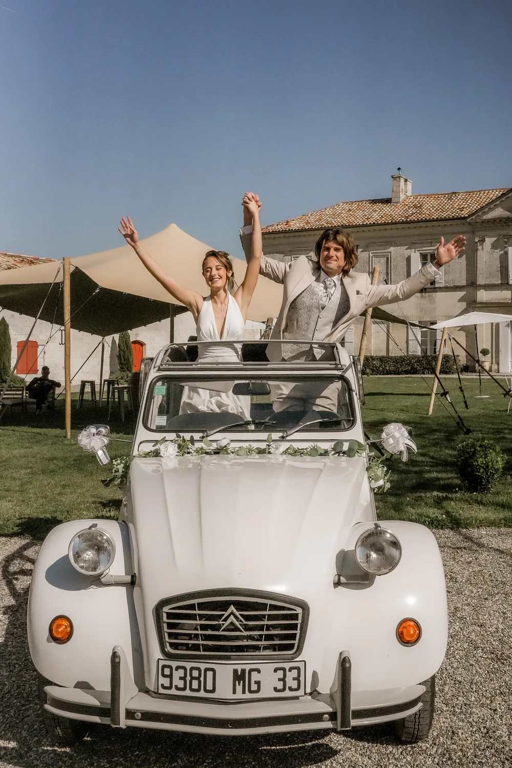 Mariés dans une Citroën 2CV blanche
